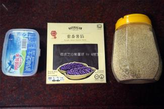 准备食材：妙可蓝多奶油芝士，天然之林紫番薯馅，白色生芝麻。
2、