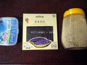 准备食材：妙可蓝多奶油芝士，天然之林紫番薯馅，白色生芝麻。
2、
