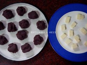将紫番薯馅分成12份，每份20克。奶油芝士切成方粒状，每份重约5克。
3、