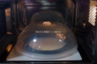 白色生芝麻放入微波炉，盖上塑料专用盖，用变频微波中火加热30秒，取出。
5、