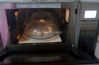 盖上塑料专用盖，用变频微波高火加热1分30秒即可取出。