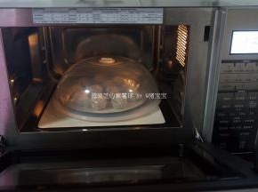 盖上塑料专用盖，用变频微波高火加热1分30秒即可取出。