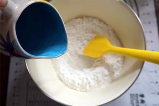 将170克热水加入到糯米粉中，边加边搅拌。