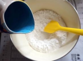 将170克热水加入到糯米粉中，边加边搅拌。