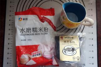 称量200克糯米粉，准备一杯约80度的热水170克，黑芝麻馅料冷冻至硬。