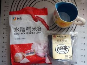 称量200克糯米粉，准备一杯约80度的热水170克，黑芝麻馅料冷冻至硬。
