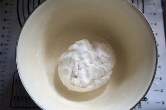 揉成热面团，不用醒面，可以直接包馅料。