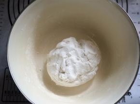 揉成热面团，不用醒面，可以直接包馅料。