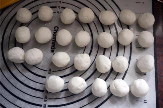 将面团分成约15克一份，盖上保鲜膜防止水分散失。