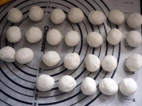 将面团分成约15克一份，盖上保鲜膜防止水分散失。