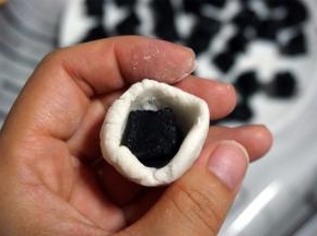 包裹馅料前，将小面团揉光滑，然后拍上干粉，捏出一个窝，放入馅料，包好揉圆。