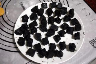 将冷冻至硬的黑芝麻馅料切成小粒。