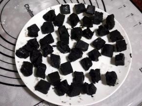 将冷冻至硬的黑芝麻馅料切成小粒。