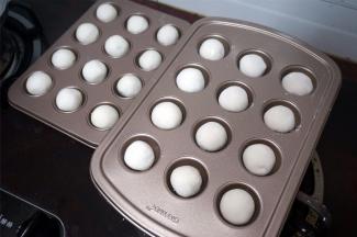 做好的汤圆若不马上烹饪，可以放入冰箱冷冻层保存，随吃随煮。