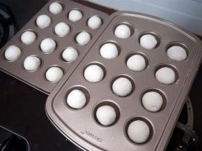 做好的汤圆若不马上烹饪，可以放入冰箱冷冻层保存，随吃随煮。