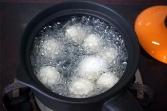 煮汤圆。水沸腾后放入汤圆，保持大火烹饪。每次水沸腾时倒入半碗清水，重复3次至汤圆熟透浮起。