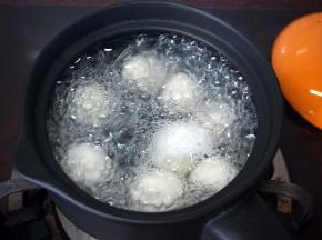 煮汤圆。水沸腾后放入汤圆，保持大火烹饪。每次水沸腾时倒入半碗清水，重复3次至汤圆熟透浮起。