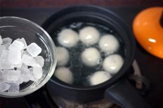 加入适量的冰糖粒，煮至糖融化即可熄火。