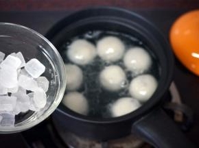 加入适量的冰糖粒，煮至糖融化即可熄火。