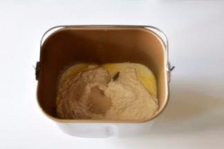 将除黄油和豆沙外的材料投入面包机桶内