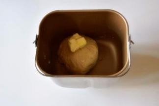 和成光滑的面团，加入软化的黄油