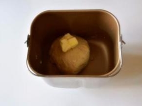 和成光滑的面团，加入软化的黄油