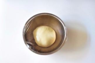 面团滚圆放入碗中，盖上保鲜膜，进行基础发酵
