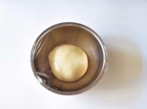 面团滚圆放入碗中，盖上保鲜膜，进行基础发酵