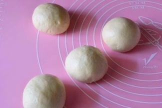 发酵好的面团用擀面杖轻轻排气
分出一个100g的面团，剩下的分成3等份
然后滚圆盖保鲜膜松弛15分钟