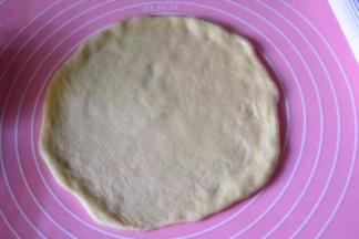 将3个同样大小的面团都擀成直径约18-20cm的圆形