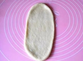 100g面团用擀面杖擀成椭圆形