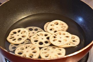 准备好所有材料，藕洗净沥水切片，薯圈解冻
水烧开放入藕片滚烫一下捞出