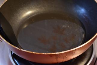锅内加入食用油（6分温热）