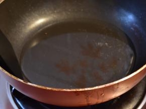 锅内加入食用油（6分温热）
