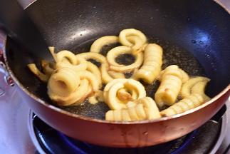 放入薯圈炸至金黄捞出待用