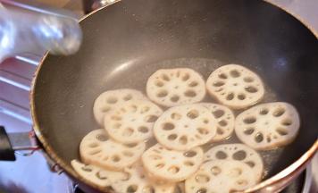 加入糖、醋、水继续翻炒几下