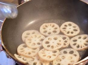 加入糖、醋、水继续翻炒几下