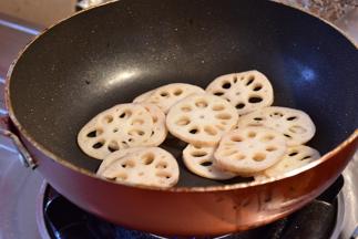 倒入藕片，加入盐翻炒