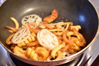 装盘配上番茄酱趁热享受美味