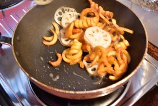 最后加入炸好的薯圈一起翻炒1分钟即可