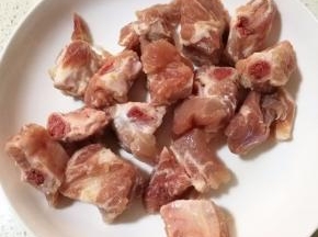 2.排骨洗净