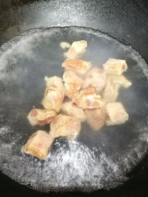 4.水开下排骨，焯掉血水。