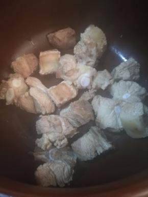 5.焯好的排骨捞出，放到砂锅中。