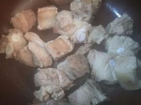 5.焯好的排骨捞出，放到砂锅中。