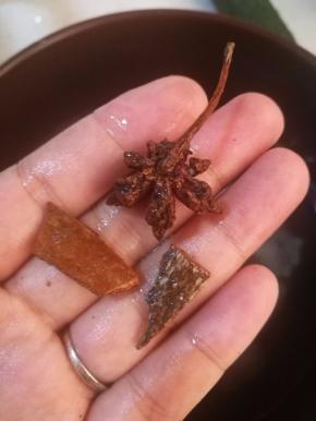 6.将生姜，八角，桂皮洗净放入锅中。