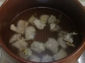 7.砂锅中加入适量清水，开大火炖排骨，水开后转小火，炖一个小时。