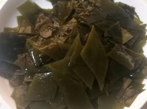 9.切成合适大小，我切成菱形，也可以切成海带丝。