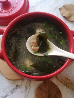 12.大火煮开转下火再煮20分钟，出锅时撒入葱花就好了。