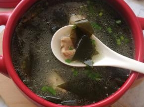 12.大火煮开转下火再煮20分钟，出锅时撒入葱花就好了。