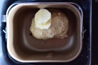 揉至粗膜、稍厚的薄膜；加入室温软化的黄油，继续揉至完全扩展状态